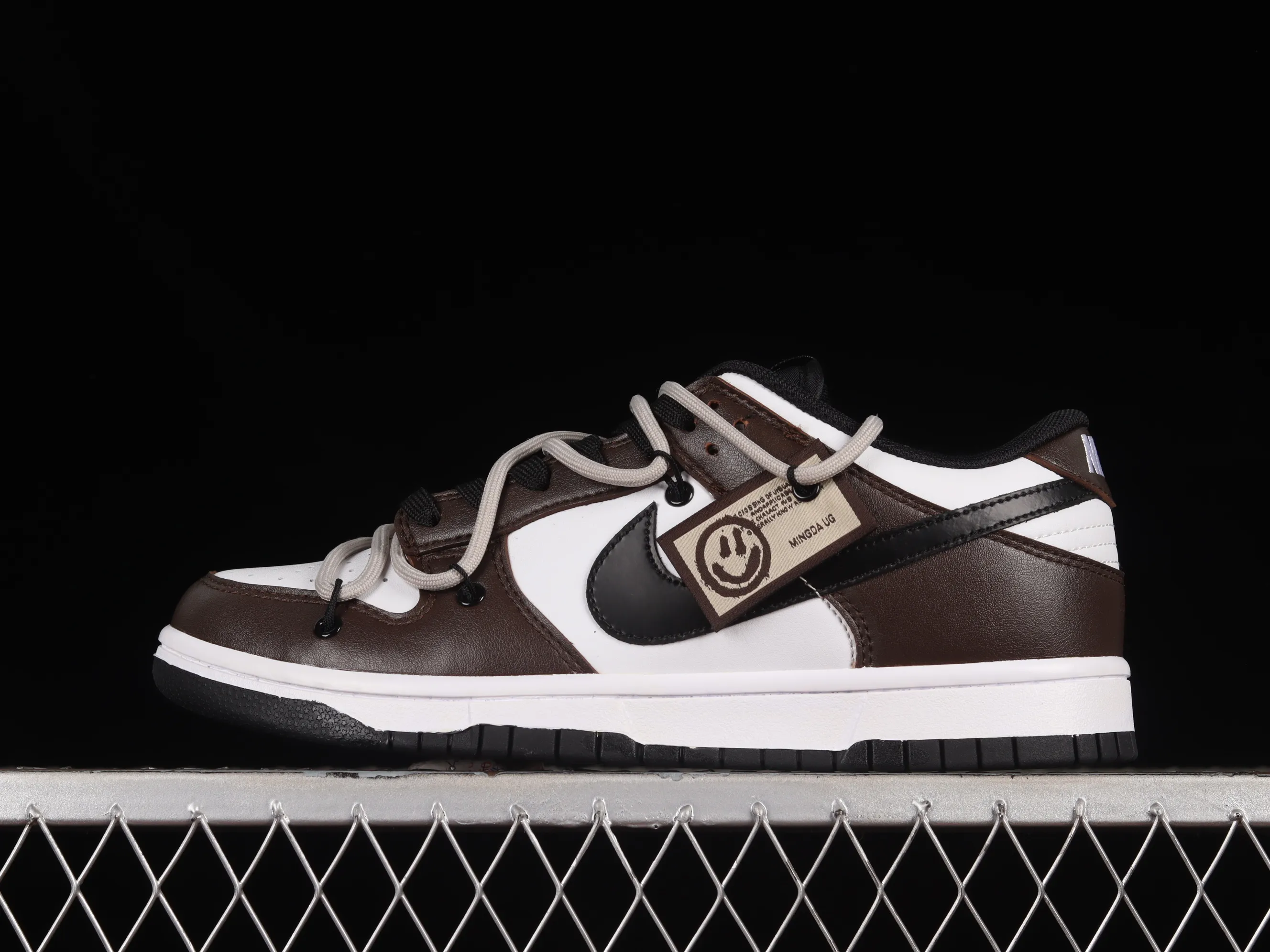 All Categories Nk SB Dunk Series Nk SB Dunk Low Low-top sneakers Nk Dunk Low Black Smiley Customized version of deconstructed strap casual sneakers DJ6188-002